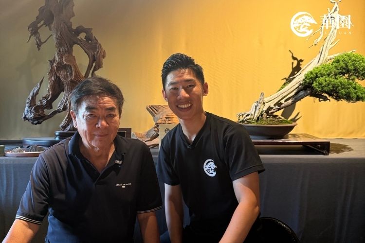 華園盆栽主理人陳志華獨家專訪馬來西亞盆栽雅石會會長拿督貝健康，暢談2026世界盆栽大會籌備細節。